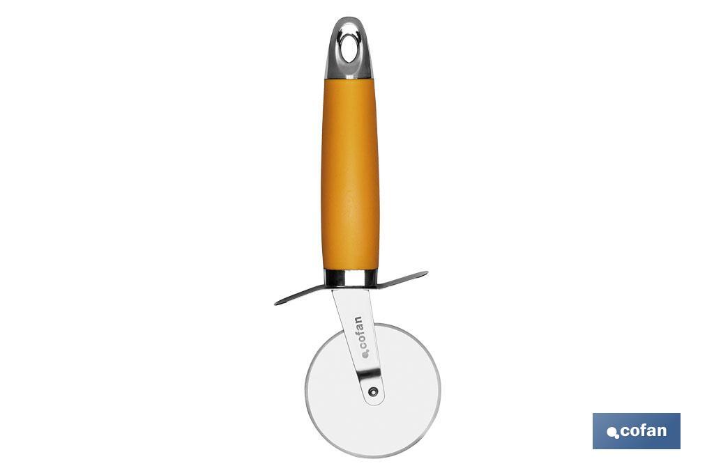 Cortapizza Modelo Sena | Fabricada en Acero Inox. con Mango ABS | Color Naranja | Medida: 21 cm